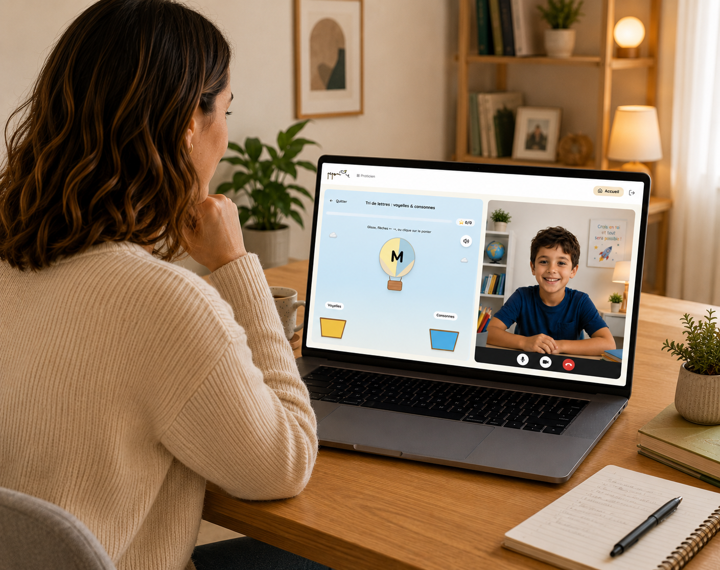 Un parent et un enfant échangent en visioconférence via la plateforme Peponi, avec un exercice de tri des lettres à l'écran